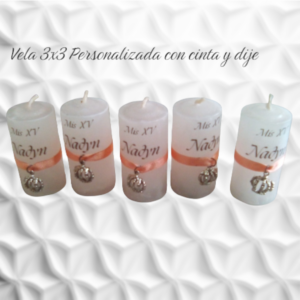 Souvenir Vela Cilíndrica Personalizada (3x6 cm) – Con Cinta y Dije