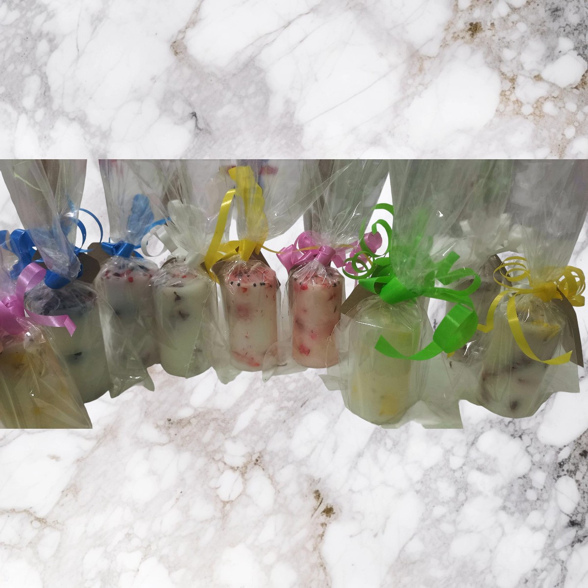 Pack x15 Velas Cilíndricas Estilizadas (3x6 cm) – Con Flores Incrustadas y Descuento por Cantidad - Imagen 4