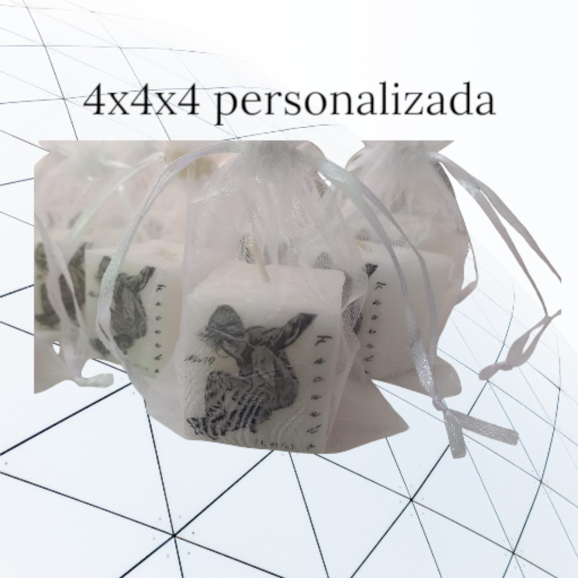 Pack x10 Velas Cuadradas Personalizadas (4x4x4 cm) con Diseño Fusionado en Bolsita de Organza - Brezos Aromas - Imagen 3
