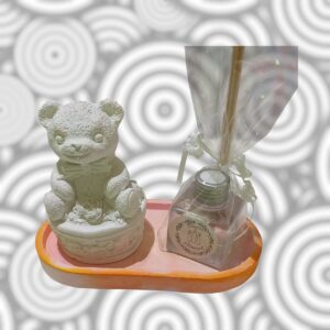 Set de Regalo - Combo N° 34: Bandeja Deco, Difusor (70cc) & Oso de Yeso Grande Blanco