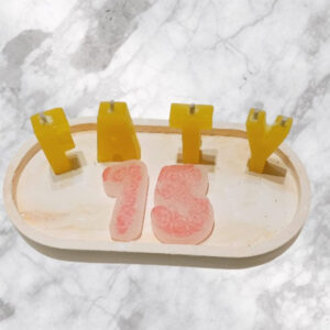 Centro de Souvenirs Premium - Combo N° 54: Bandeja Grande, Velas Letras & 2 Números Grandes con Rositas