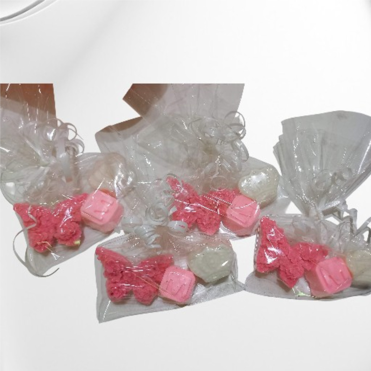 Souvenirs Artesanales: Mariposa con Rositas en bolsita de organza - Imagen 4