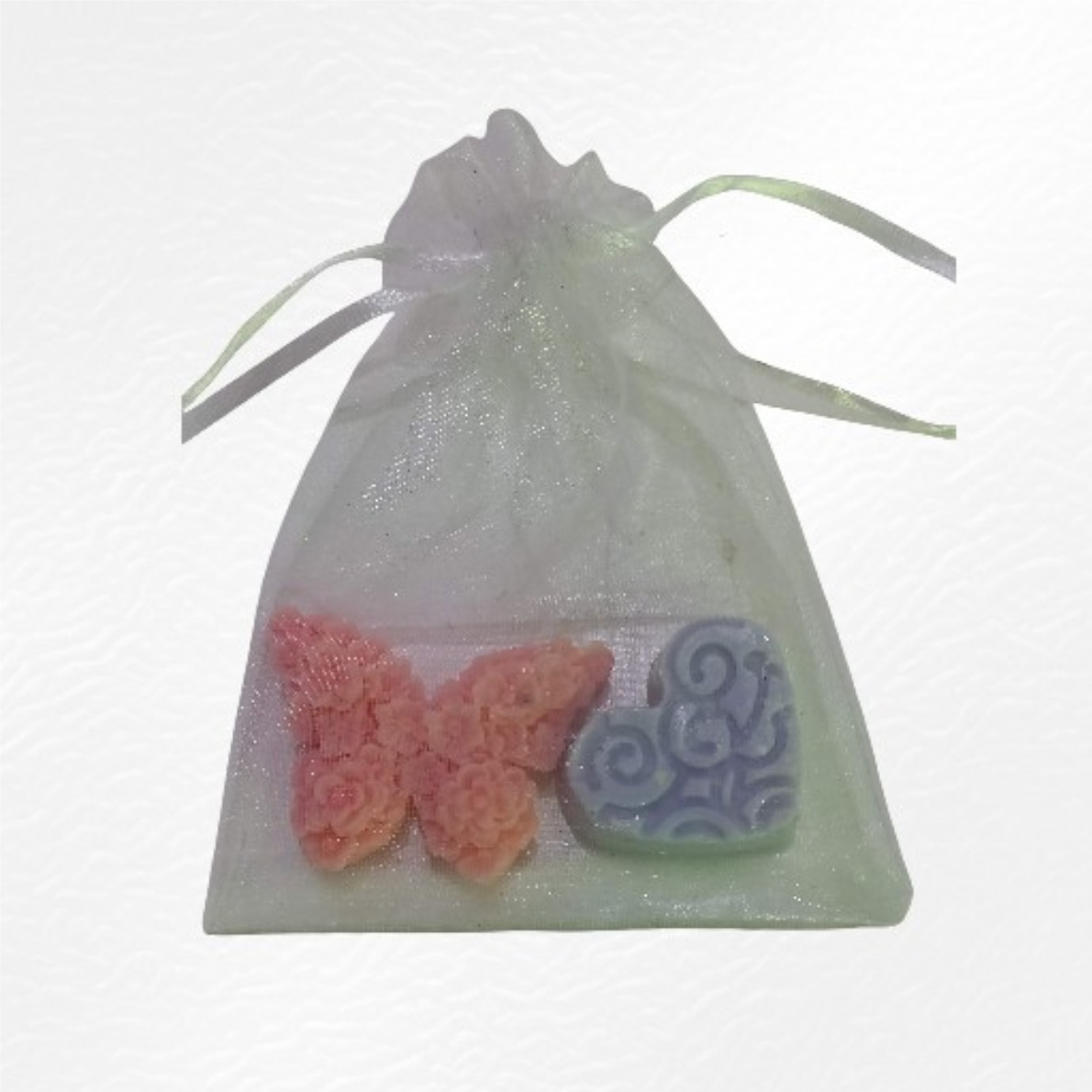 Souvenirs Artesanales: Mariposa con Rositas en bolsita de organza - Imagen 2