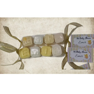 Souvenir de 4 Jaboncitos de Letras Tipo Dado en Tul con Tag Personalizado - Brezos Aromas