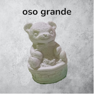 Oso Decorativo con Centro de Mimbre – Figura Artesanal (7.5x11 cm)
